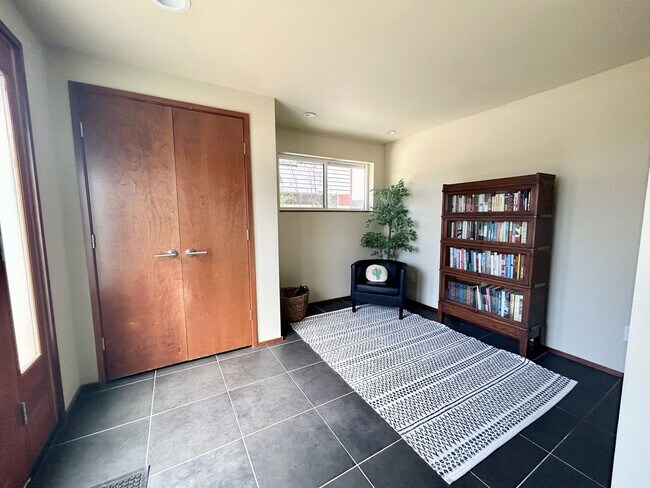 Building Photo - Admiral Townhome
