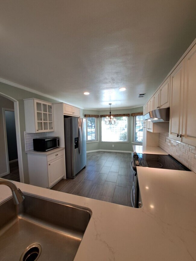 Building Photo - 3-Bedroom 2 Story Home in a Gated Communit...