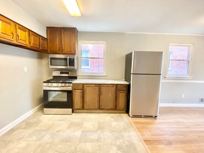 Foto del edificio - Renovated Bright and Spacious 3 Bedroom 1....