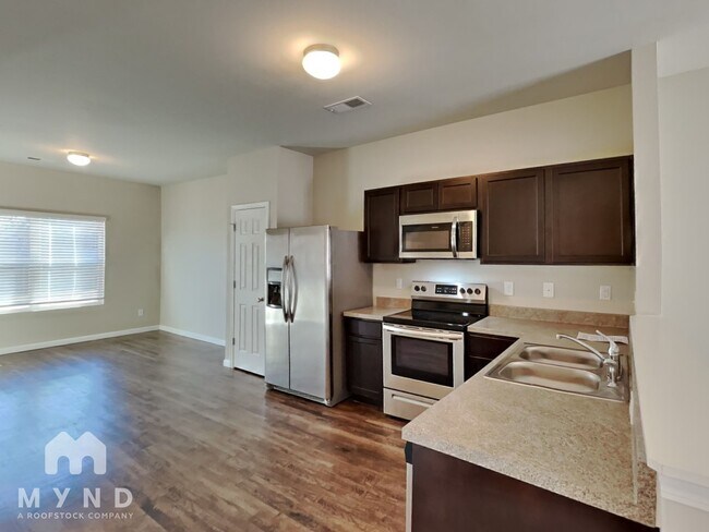 Foto del edificio - 743 The Heights Ln