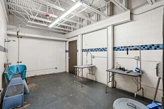 Building Photo - 831 S Flores St