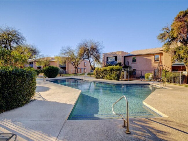 Foto del edificio - 2 Bedroom 2 Bathroom Retreat with Community Pool & Spa!