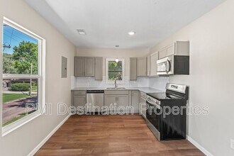 Building Photo - 719 5th St