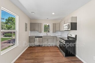 Building Photo - 719 5th St