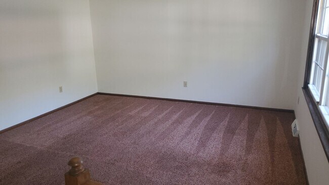 Foto del edificio - 4 bd, 2.5 house, E Columbia, fenced, finis...