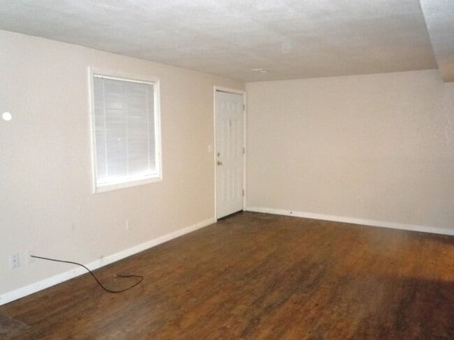 Building Photo - One Bedroom Condo has Washer/Dryer and Fireplace in Unit!