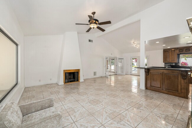 Building Photo - 1066 E Tachevah Dr
