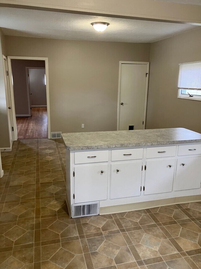 Foto del edificio - 3 bed 1.5 Bath Fully Remodeled Village Col...