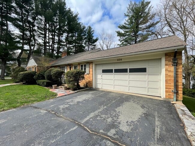 Building Photo - 204 Follen Rd