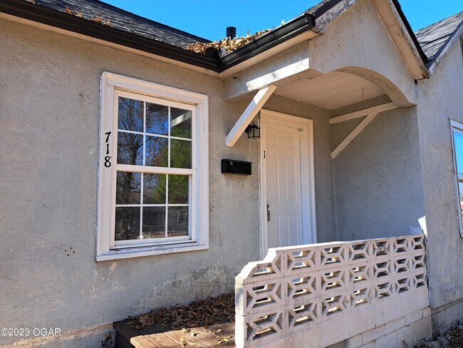 Building Photo - 718 S Connor Ave