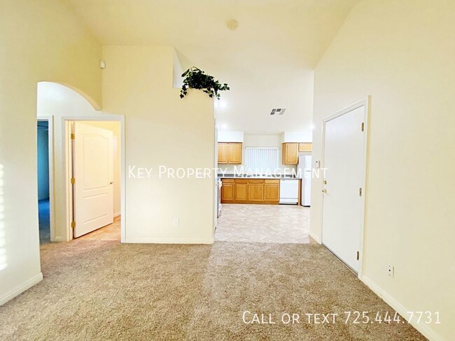 Building Photo - SINGLE STORY 2 BEDROOM TOWNHOME NEAR 215/N...