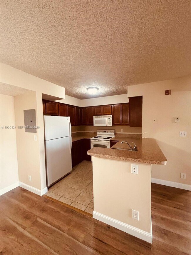 Foto del edificio - 7630 Westwood Dr