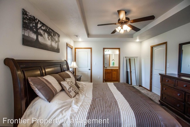 Building Photo - 3 br, 2 bath House - 817 Highland Ridge Dr.