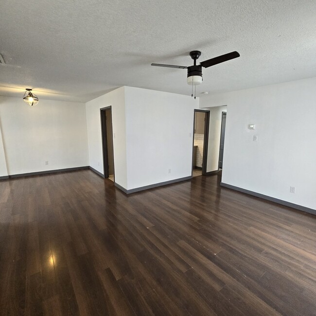 Building Photo - 800 Palomas Dr NE