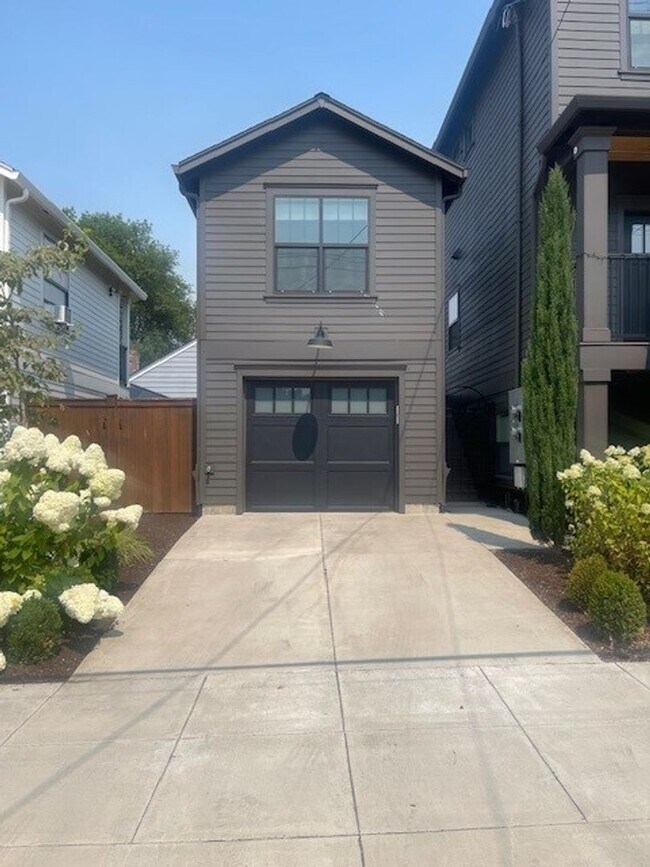 Foto del edificio - Detached above Garage Studio Available in ...