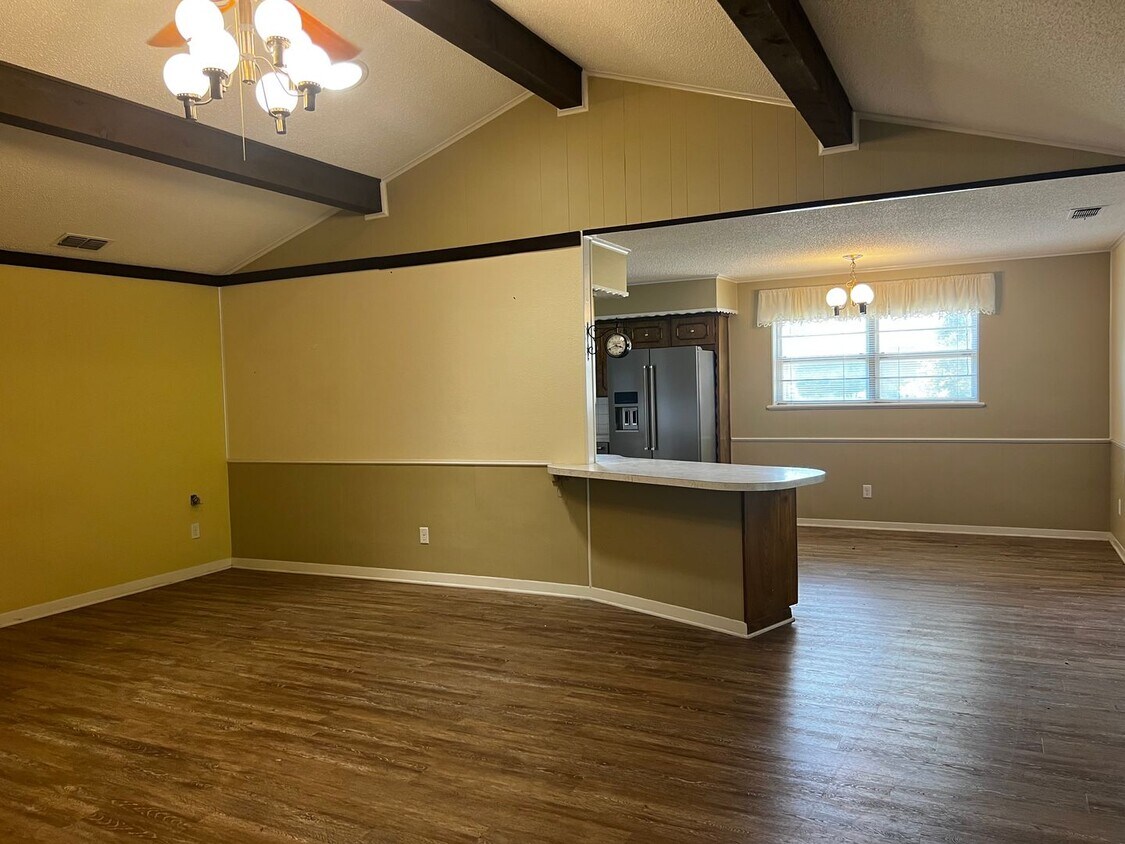 Building Photo - 3/2/2 close to Tarleton and Stephenville H...