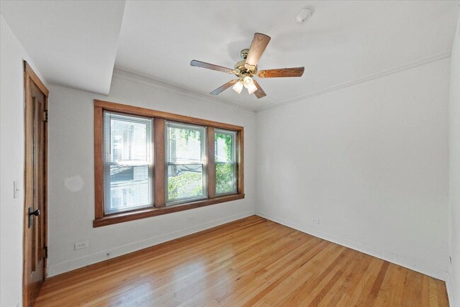 Building Photo - 3 bedroom in Chicago IL 60657