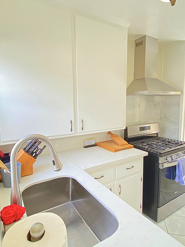 Building Photo - 438 1/2 N Glenwood Pl
