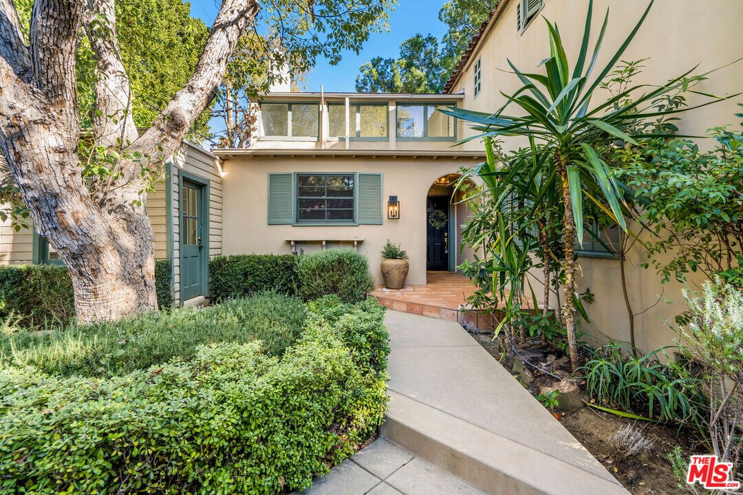 Foto principal - 8328 Willoughby Ave