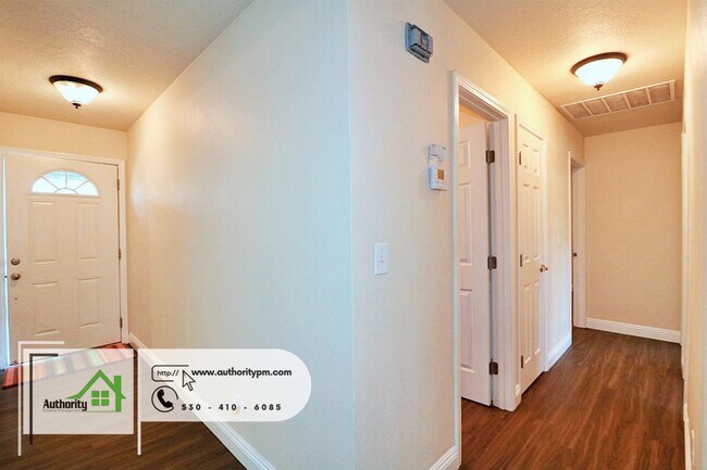 Foto del edificio - 2990 Dove St. Pets Considered With Additio...