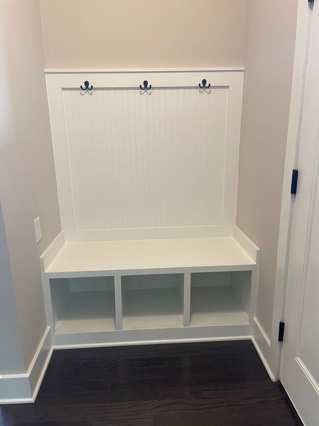 Foto del edificio - One level home with 2 Car Garage!