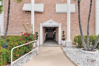 Building Photo - 300 Golden Isles Dr
