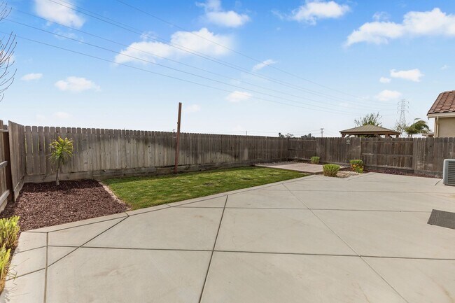 Foto del edificio - Modern 3-Bedroom Home for Rent in North Me...