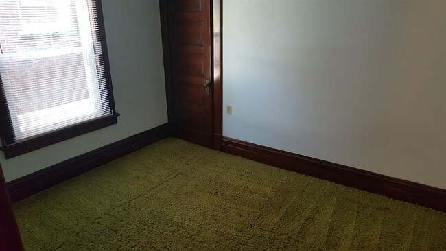 Foto del edificio - 1123 W 10th St