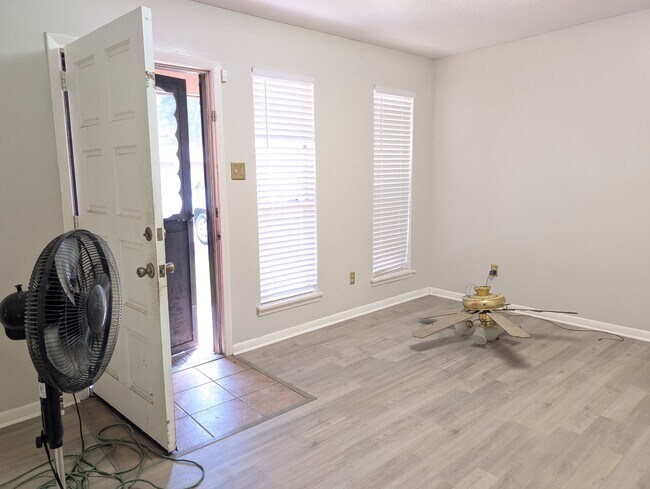 Foto del edificio - 9508 Labette Dr