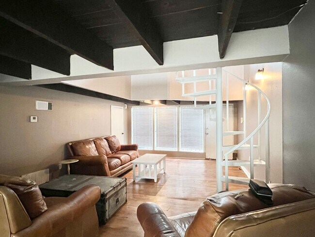 Building Photo - One Bedroom Loft-Style Apartment in Mid Ci...