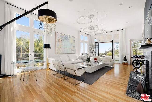 Foto del edificio - 9314 Lloydcrest Dr