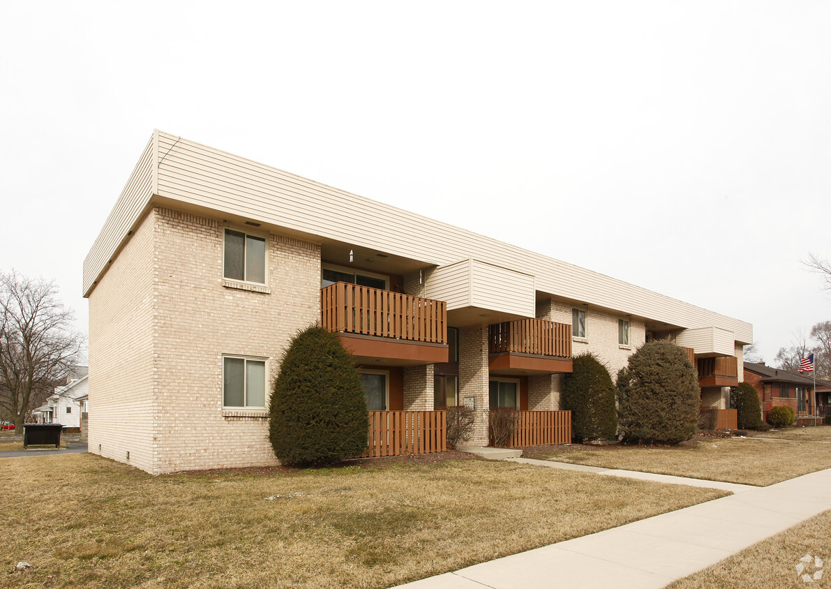 Primary Photo - Main Street Apartments