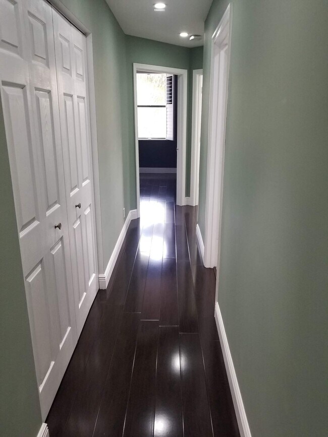 Pasillo - 5770 Coach House Cir