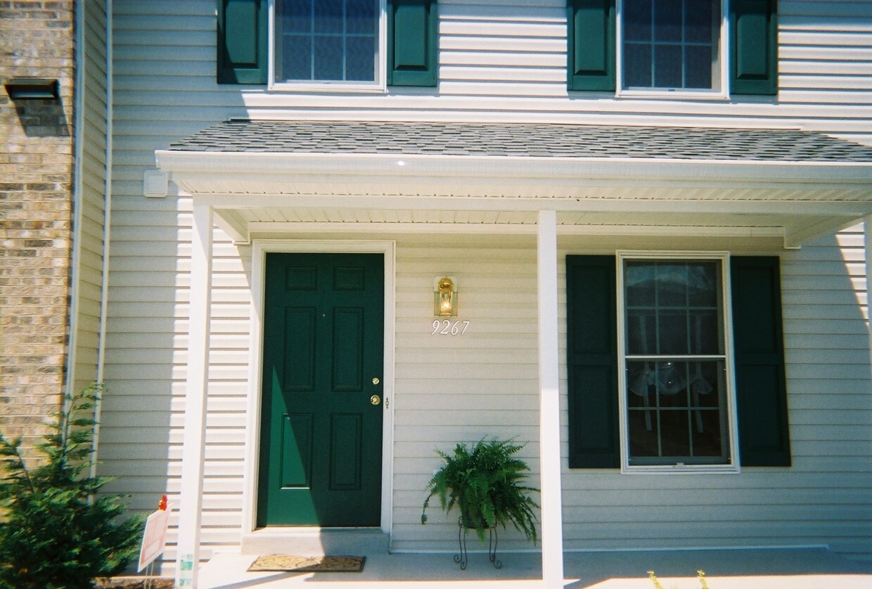 Building Photo - 9267-9295 Travellers Ct