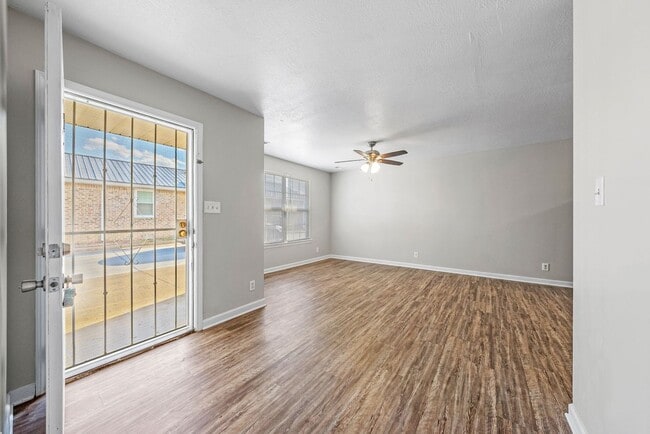 Building Photo - Lexington Drive -209