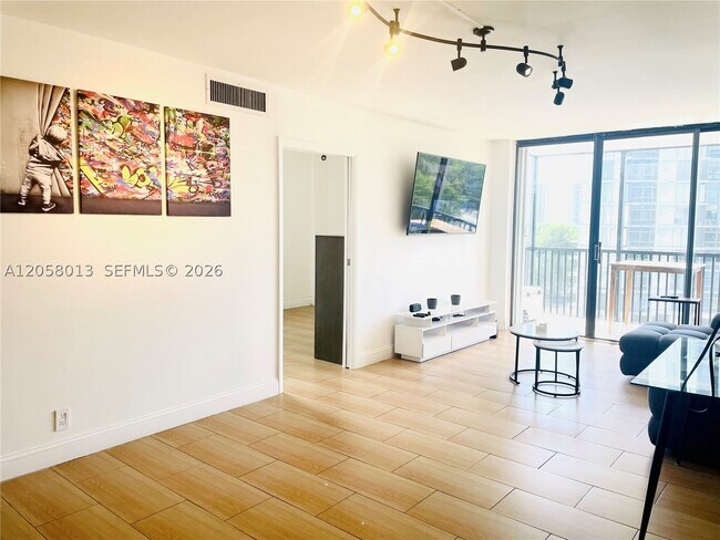Foto del edificio - 3301 N Country Club Dr