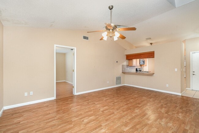 Foto del edificio - 559 Diamond Ave NE