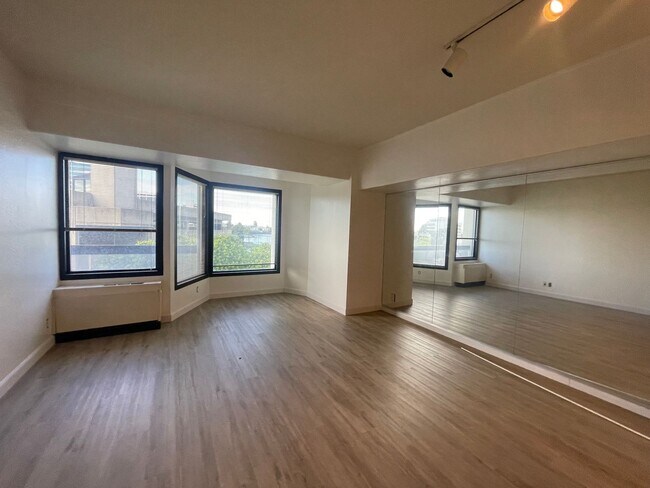 Foto del edificio - Newly Renovated Spacious 1BD/1 BA Property Available for Rent!!!