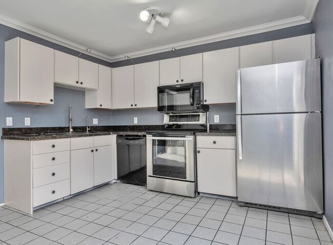 Building Photo - Awesome Rose Park Thouse in quiet community!