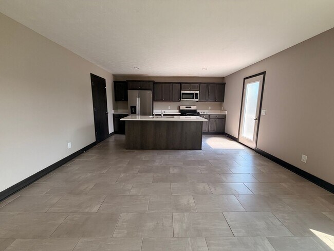 Foto del edificio - Spacious 4 Bedroom, 2.5 Bath in Caledonia!