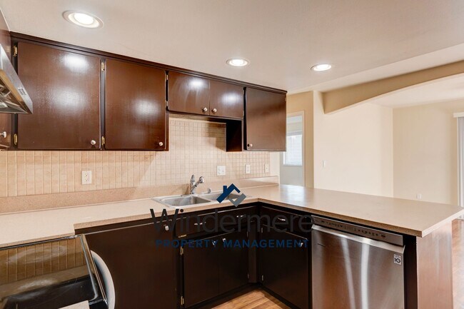 Building Photo - 2 Bed 2 Bath Ground Level Baker View Condo...