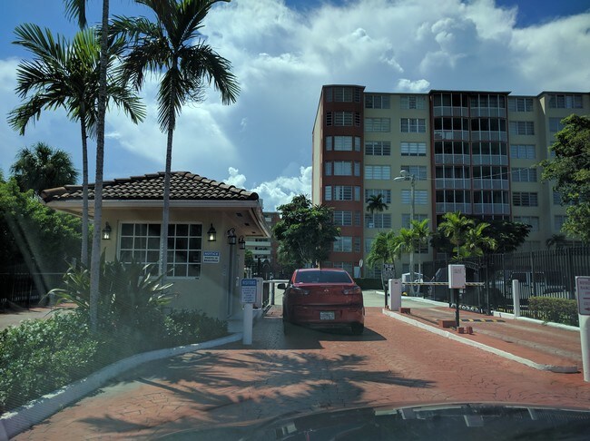 Foto del edificio - 1690 NE 191st St