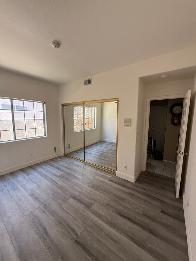 Foto del edificio - 2406 Vanderbilt Ln