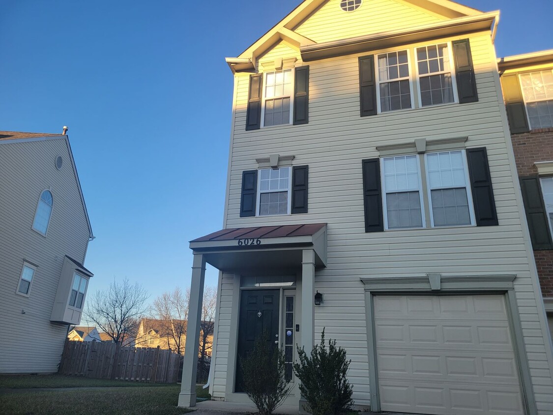 Primary Photo - Beautiful 3 BR/2 Full BA & 2 Half BA EOG T...