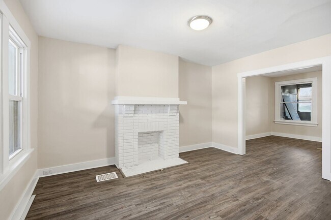 Foto del edificio - Charming Updated 2BR Home with New Flooring & Rear Porch