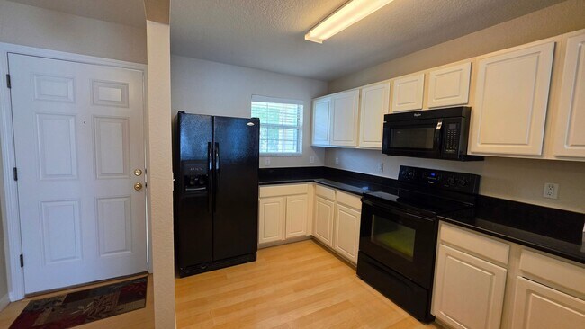 Building Photo - Charming 3-Bed, 2-Bath Home Near The Villages | Gated Community Living