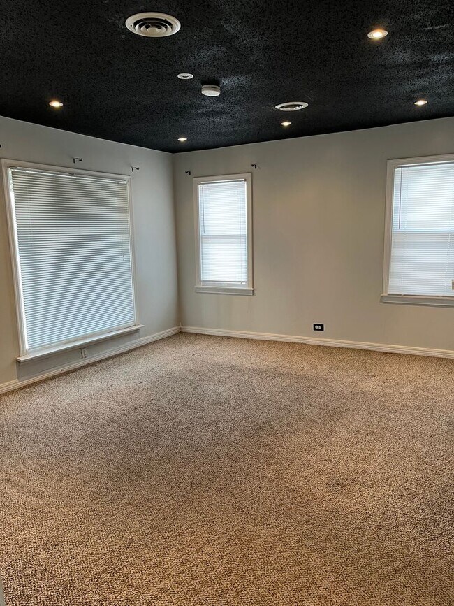 Foto del edificio - 3bedroom with outside studio in the back c...