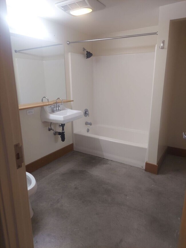 Foto del edificio - 515 W Main St