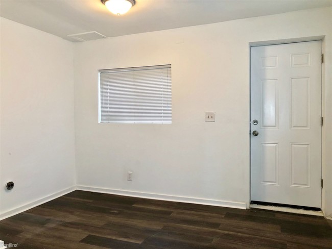 Building Photo - 1 br, 1 bath  - 2504 N Calvert St #1