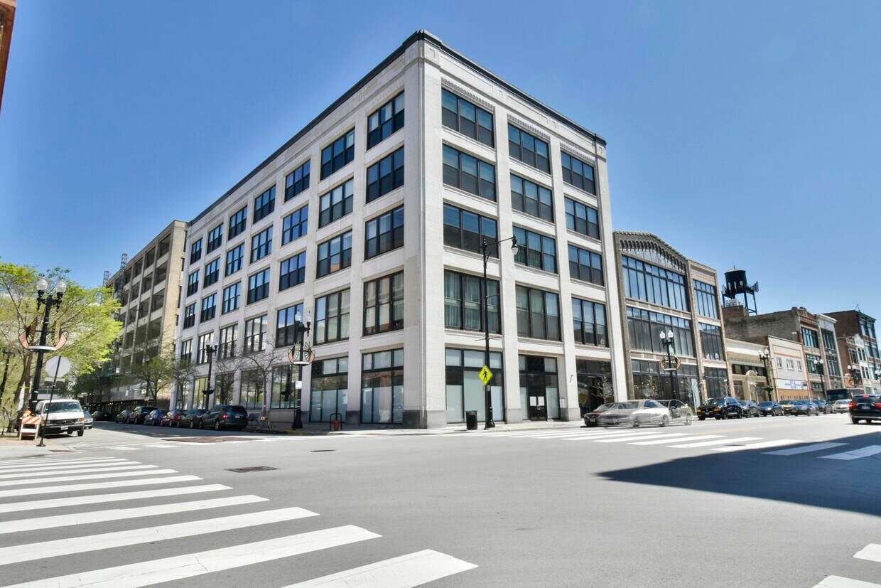 Primary Photo - 2303 S Michigan Ave